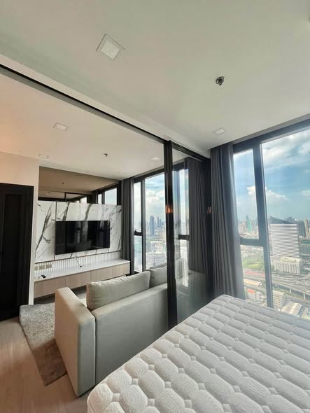living room and bedroom of One9Five Asoke – Rama 9