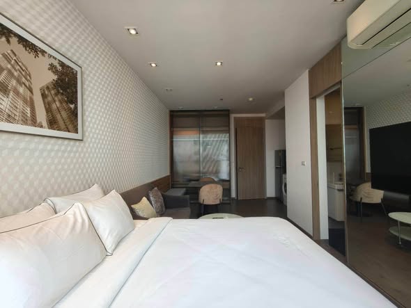 bedroom of Park Origin Phrom Phong