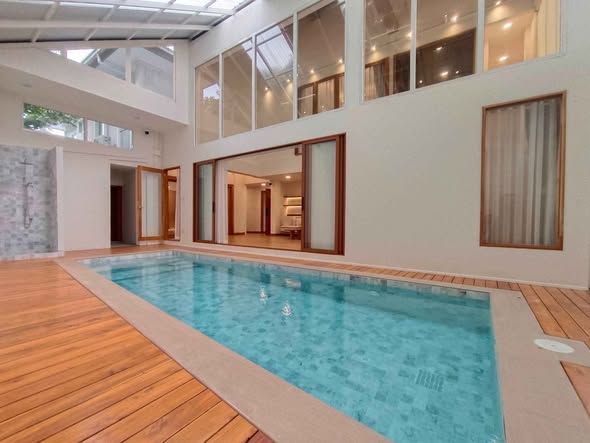 pool and room interior of Passorn Prestige Jatuchot-Watcharaphon