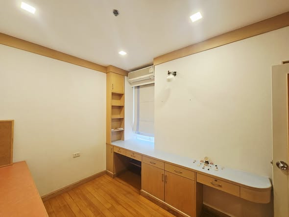 room interior of Pathum Wan Resort