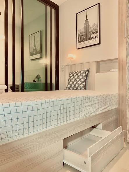 bedroom and bathroom of Pause 115