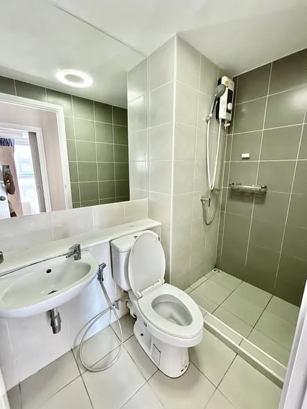 bathroom of Plum Condo Ramkhamheng Station