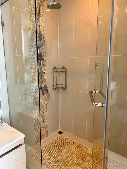 room interior and bathroom of Q Asoke