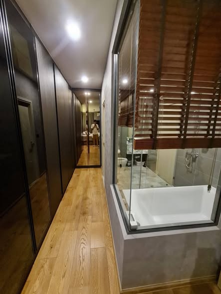 room interior and bathroom of Q Chid Lom – Phetchaburi