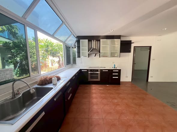 room interior and kitchen of Quarter Thonglor (ควอร์เตอร์ ทองหล่อ)