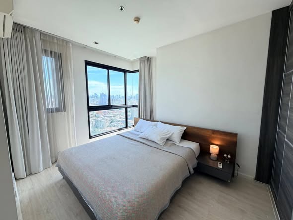 bedroom and room interior of Quinn Ratchada 17