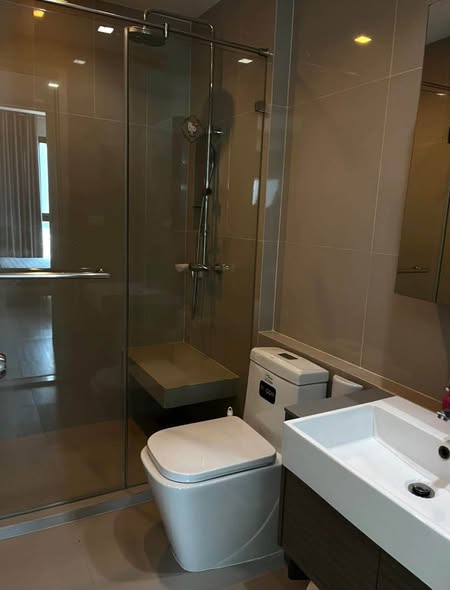 room interior and bathroom of Quinn Ratchada 17