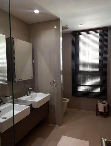 room interior and bathroom of Quinn Ratchada 17