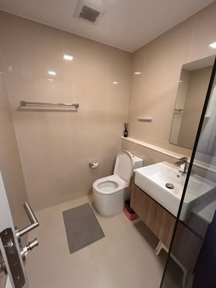 room interior and bathroom of Quintara Arte Sukhumvit 52