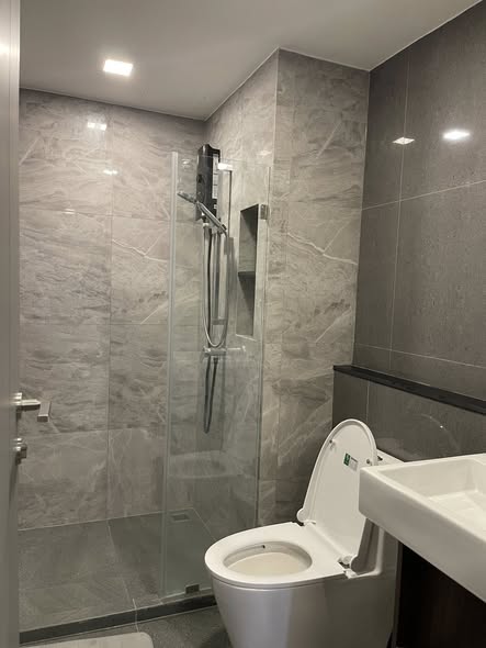 room interior and bathroom of Quintara Phume Sukhumvit 39