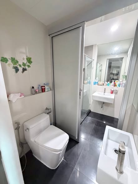 bathroom of Rhythm Sathon-Naradhiwas