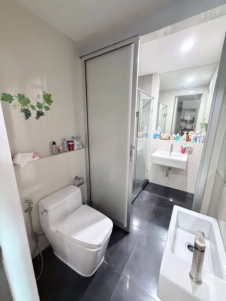 room interior and bathroom of Rhythm Sathon-Naradhiwas