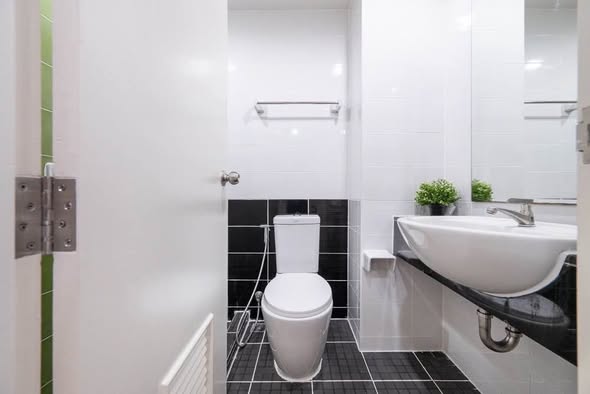 bathroom of Rich Park @ BangSon Station Condominium
