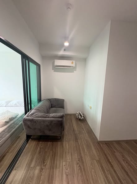 bedroom and room interior of Rich Park Terminal Phaholyothin 59