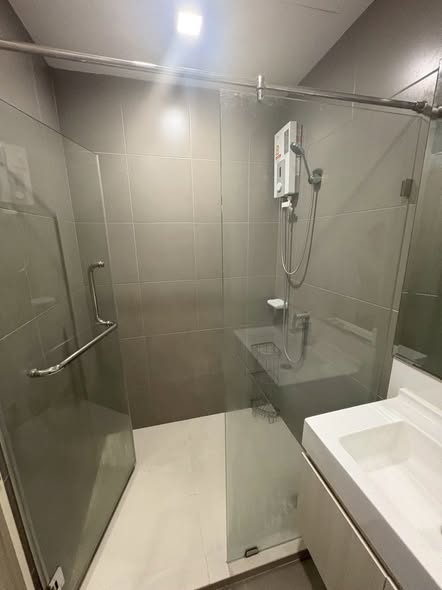 room interior and bathroom of Rich Park Terminal Phaholyothin 59