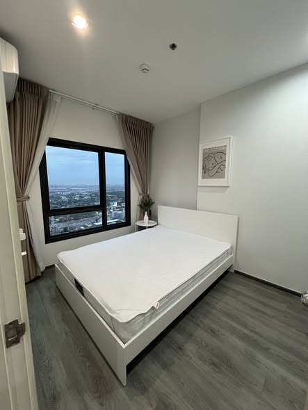 bedroom of Rich Park Triple Station