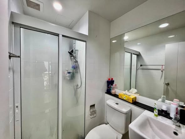 room interior and bathroom of ยูนิโอ รามคำแหง-เสรีไทย