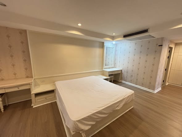 bedroom of Royal Castle Sukhumvit