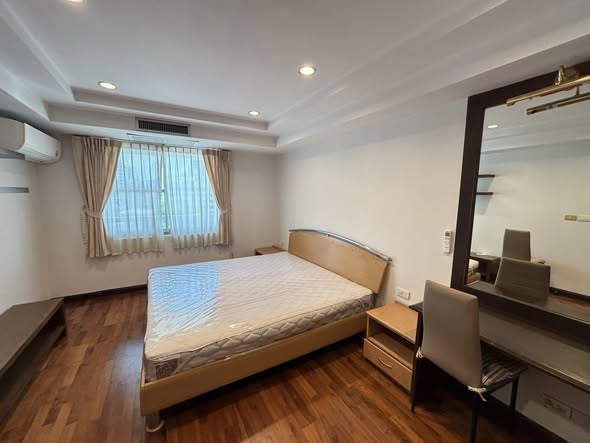 bedroom of Royal Castle Sukhumvit