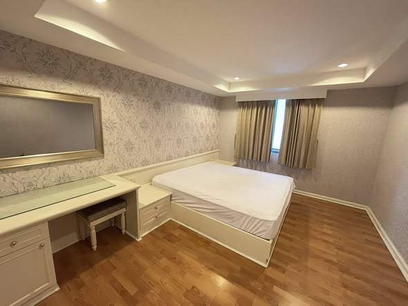 bedroom of Royal Castle Sukhumvit