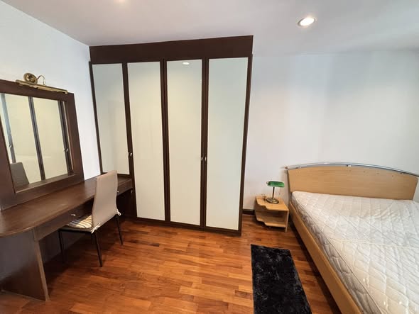 bedroom and room interior of Royal Castle Sukhumvit