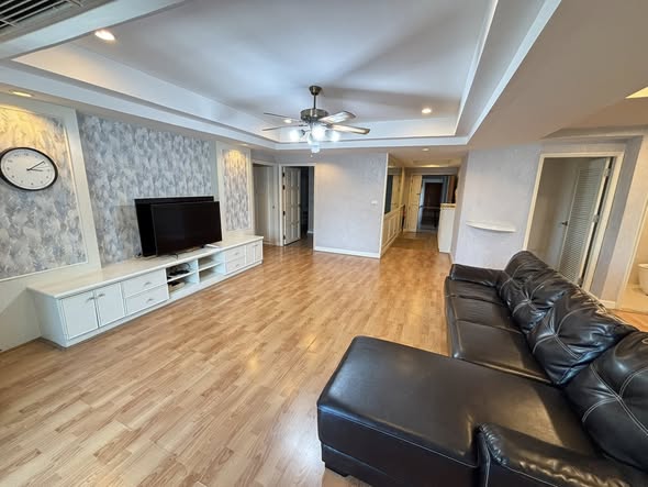 living room of Royal Castle Sukhumvit
