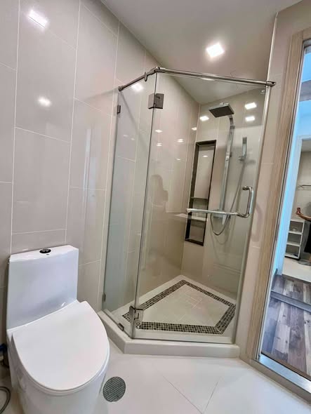 room interior and bathroom of Sea View Beachfront Condos Pattaya Jomtien Beach