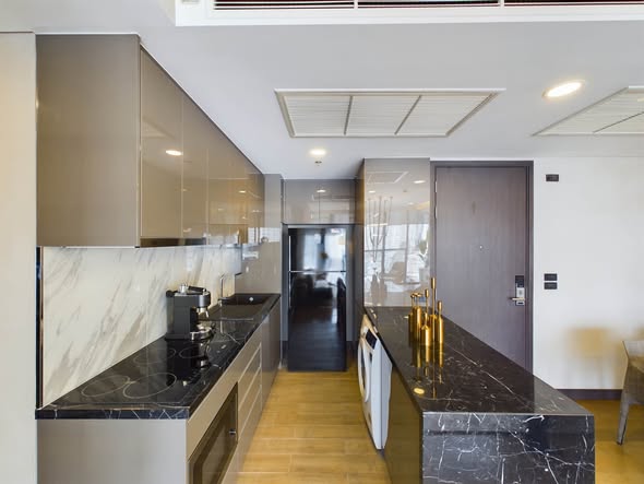 room interior and kitchen of Siamese Exclusive Queens ไซมีส เอ็กซ์คลูซีฟ ควีนส์