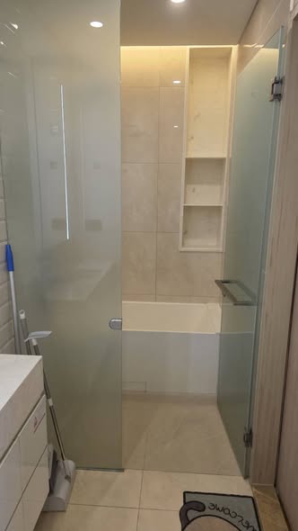 room interior and bathroom of Siamese Exclusive Sukhumvit 42