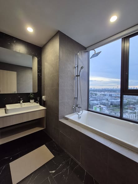 bathroom of Skyrise Avenue Sukhumvit 64