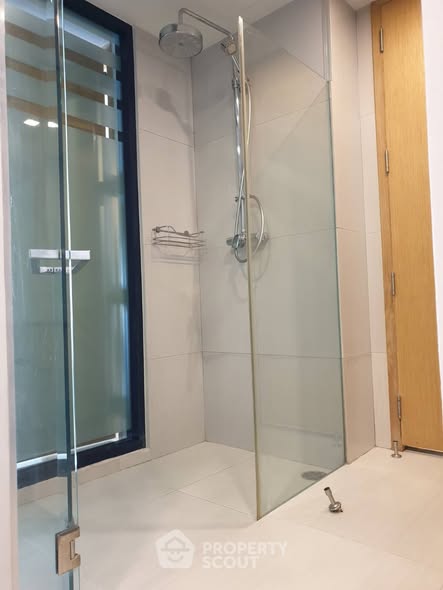 room interior and bathroom of Socio Ruamrudee