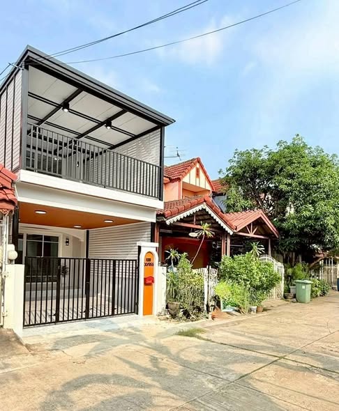 Soi Mu Ban Lan Thong