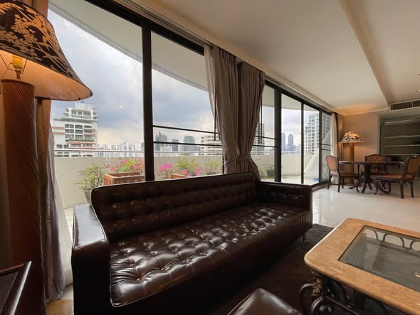 living room of Supalai Place Condominium Sukhumvit 39