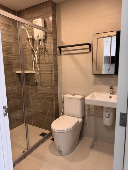 room interior and bathroom of Supalai Veranda Ramkhamhaeng
