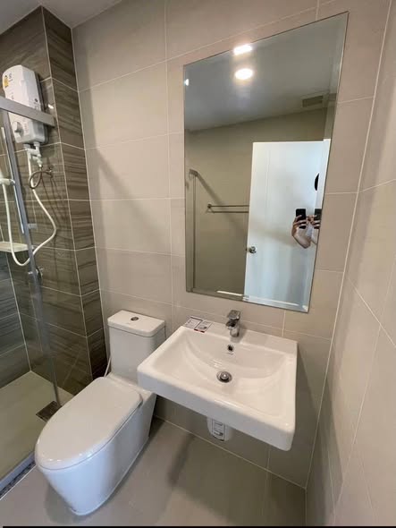 room interior and bathroom of Supalai Veranda Sukhumvit 117