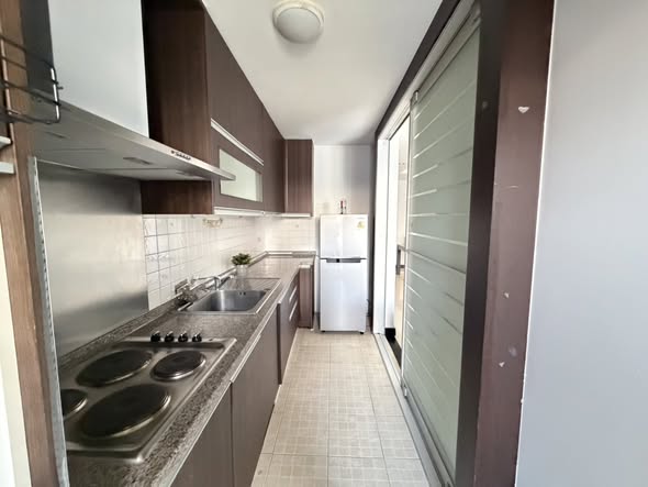 room interior and kitchen of The Avenue Sukumvit 61 เดอะ อเวนิว สุขุมวิท 61