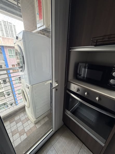 room interior and kitchen of The Avenue Sukumvit 61 เดอะ อเวนิว สุขุมวิท 61