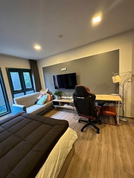 bedroom of THE BASE Sukhumvit 50