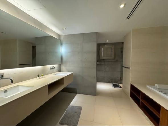 bathroom of The Crest Ruamrudee