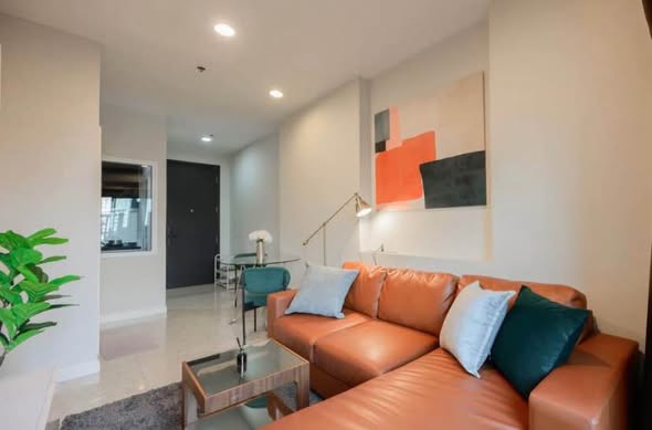 living room of The Crest Sukhumvit 34