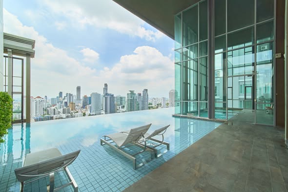 pool of The Crest Sukhumvit 34