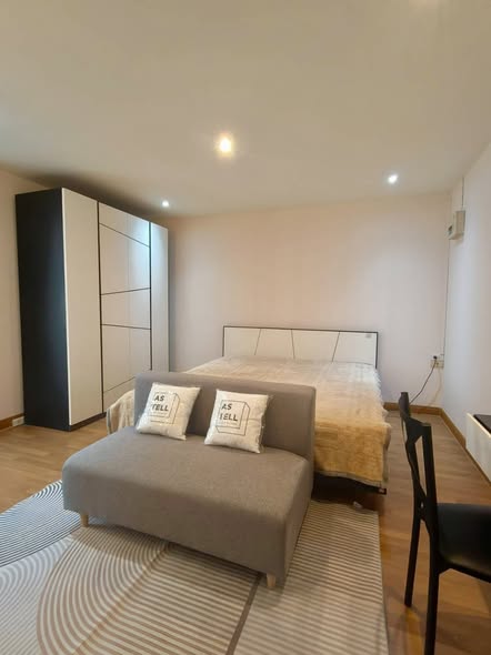bedroom of The Diplomat 39