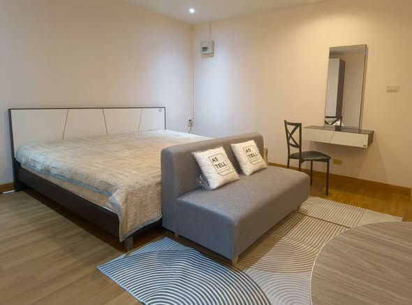 bedroom of The Diplomat 39