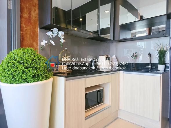 bathroom and kitchen of The Edge Sukhumvit 23