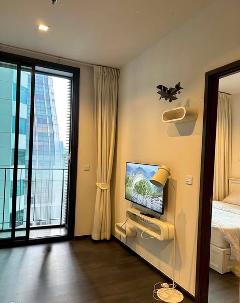 bedroom and room interior of The Edge Sukhumvit 23