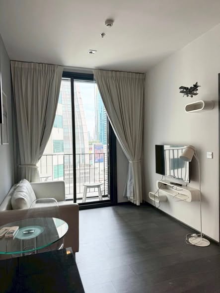 living room and bedroom of The Edge Sukhumvit 23