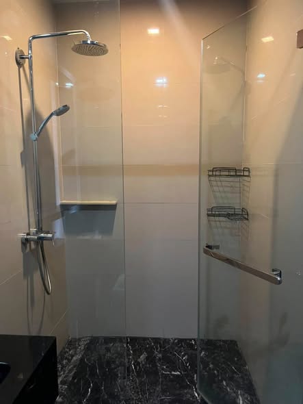 room interior and bathroom of The Edge Sukhumvit 23