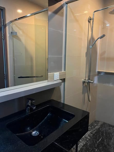 room interior and bathroom of The Edge Sukhumvit 23