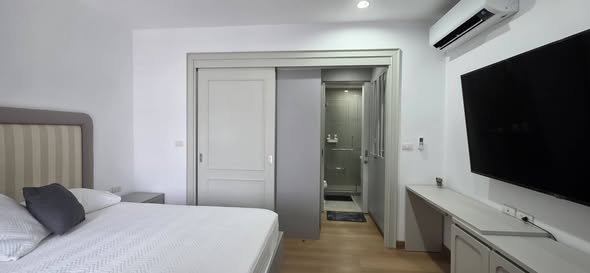 bedroom of The Editor Saphan Khwai