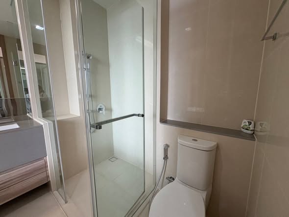 room interior and bathroom of THE ESSE ASOKE